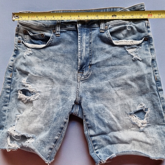 American Eagle Extreme Flex Lightwash Distressed Unisex Denim Shorts - Picture 6 of 9